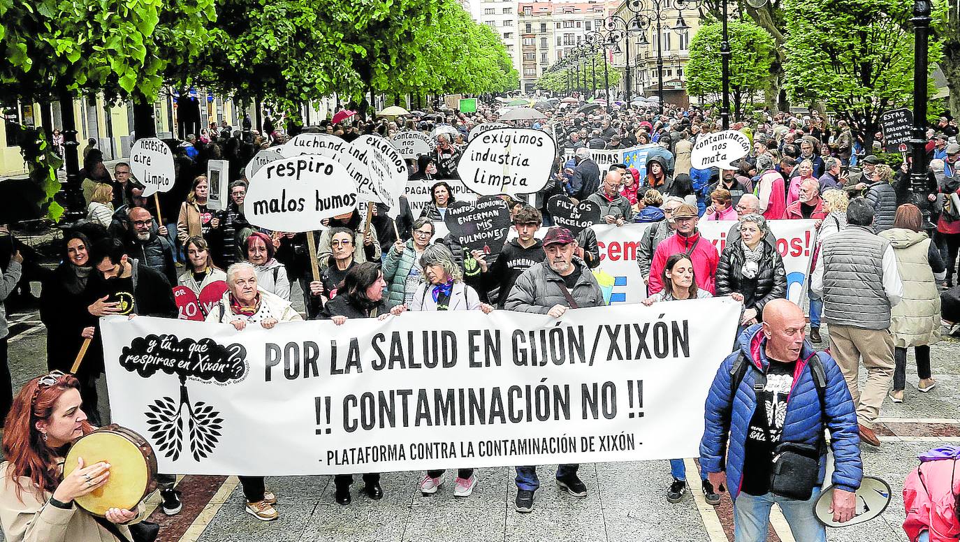 «La contaminación de Gijón nos está matando», claman los vecinos en una sonora protesta