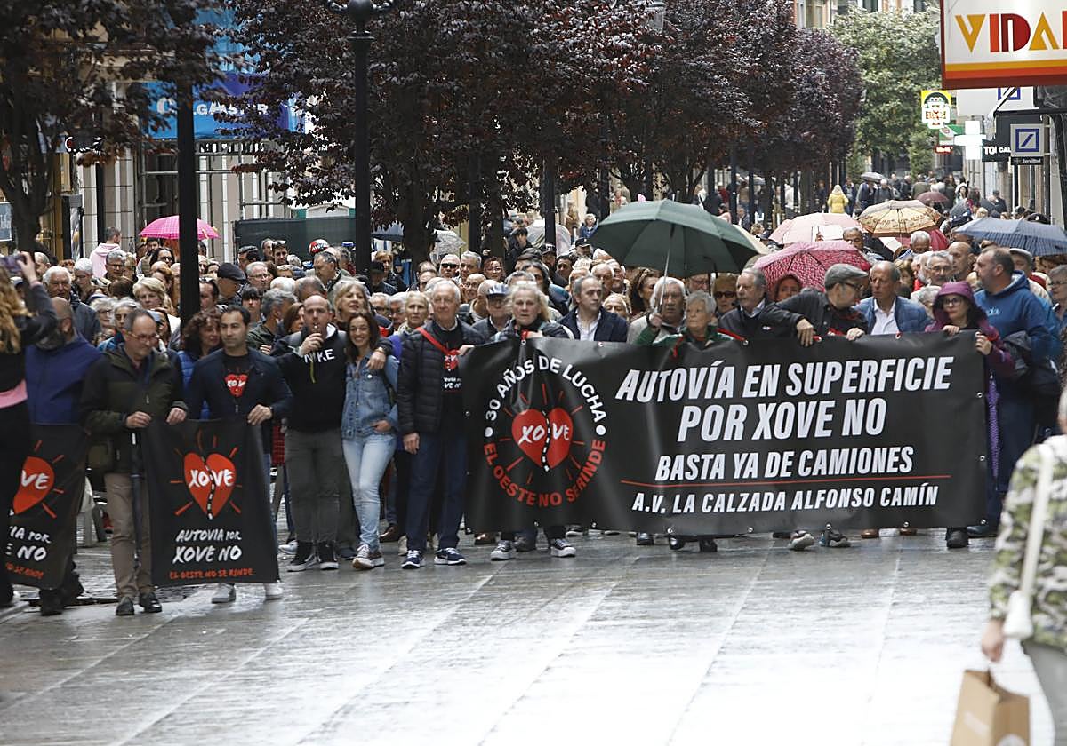 Manifestación contra la contaminación en Gijón: «Hay días que no se puede respirar»