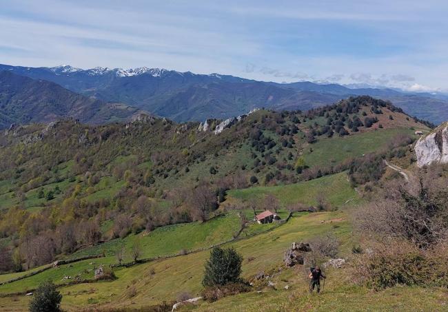 A partir de les Llampes termina la pista y se empiezan a pisar laderas entornadas