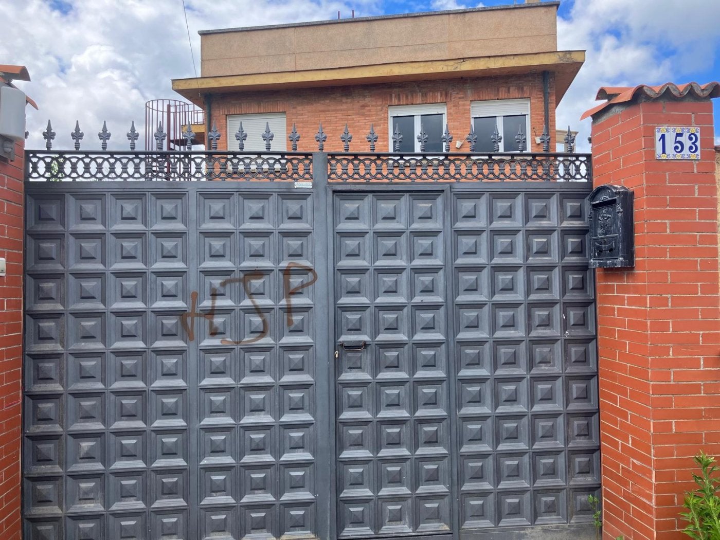 Pintada insultante en el portón del chalé ocupado por Felipe Palacios en el 153 del Camino de los Olmos.