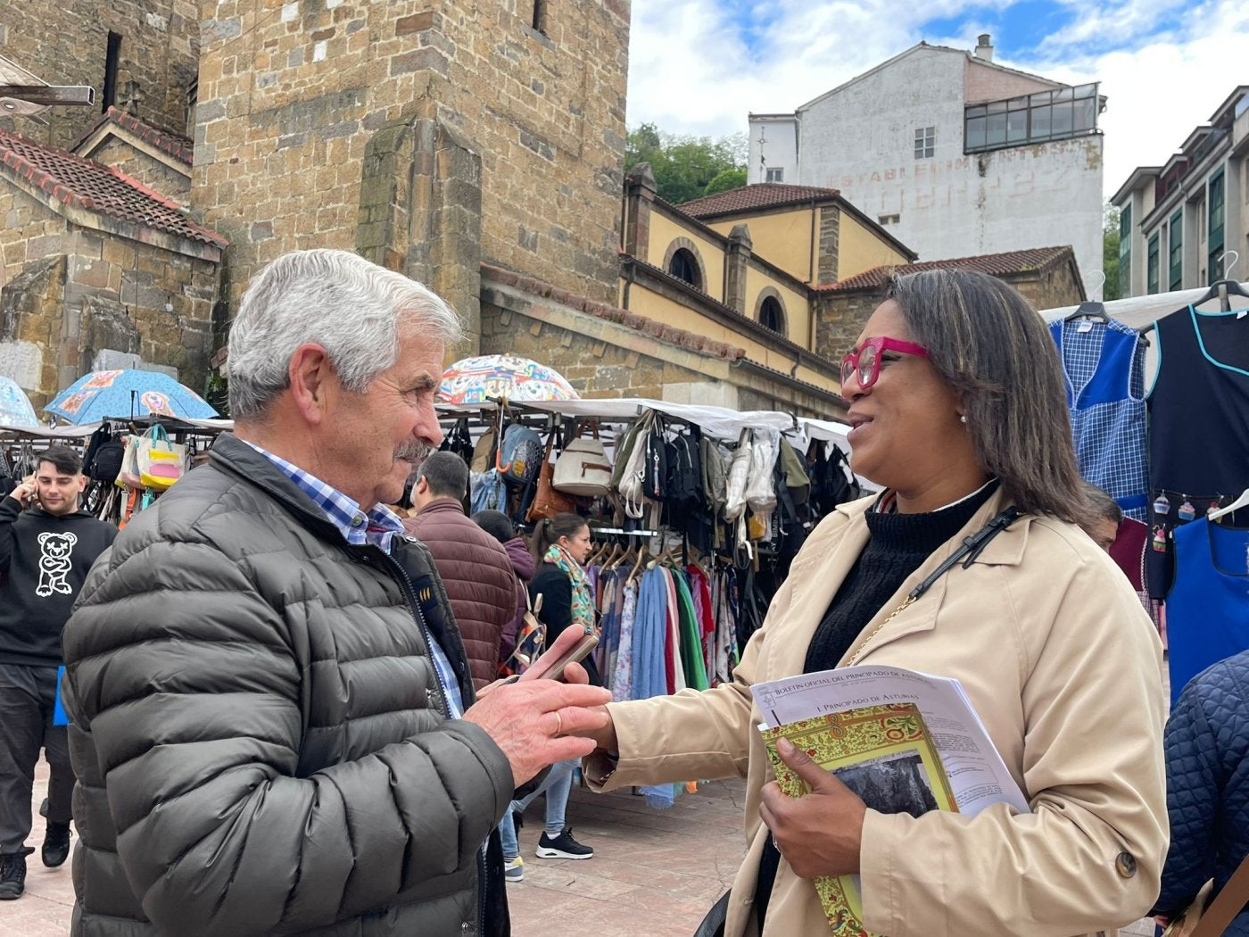 Visita de la diputada Sandra Camino al mercado de Moreda, Aller.