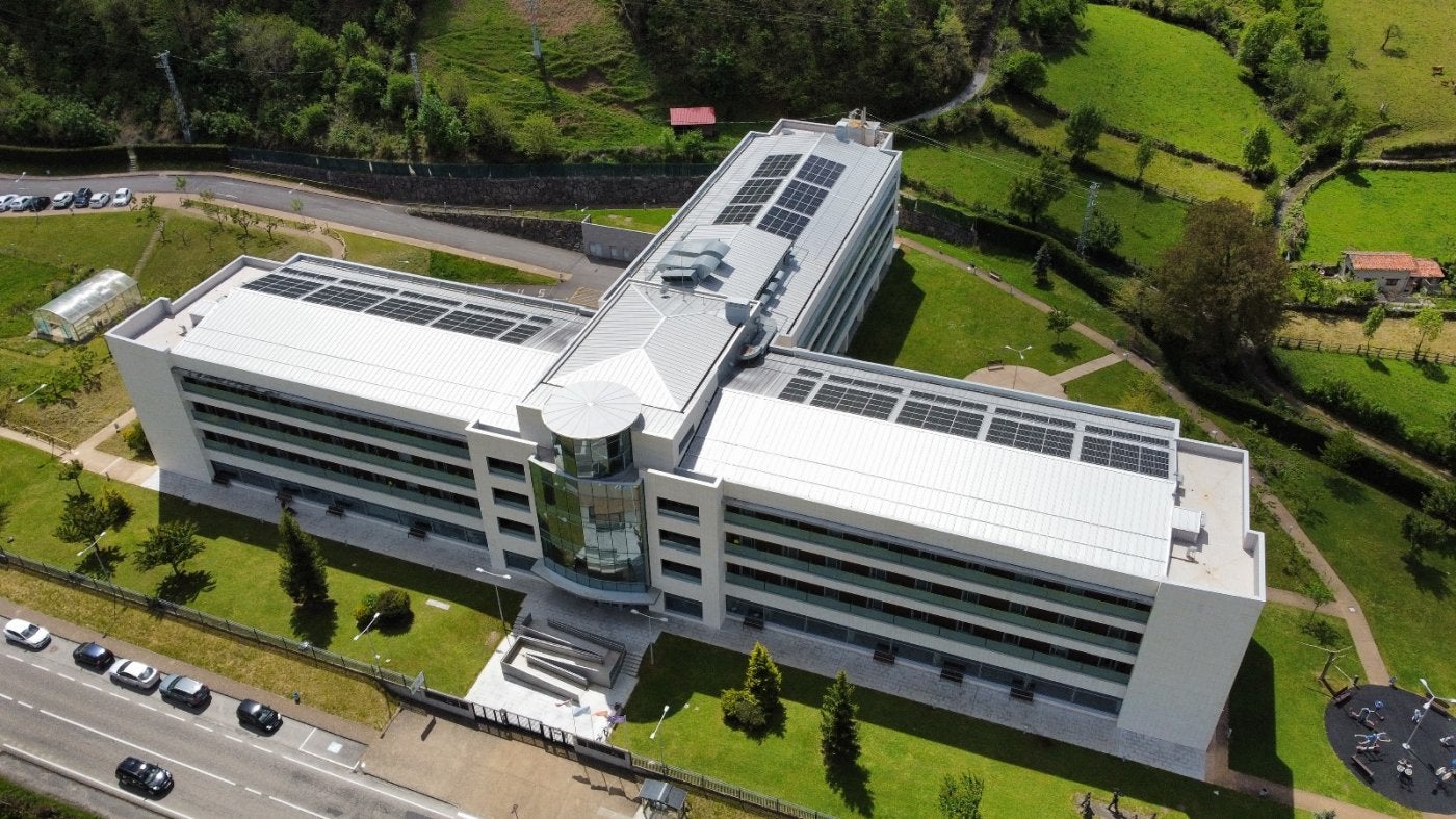 Los 202 nuevos panales solares instalaciones en el techo de la residencia de mayores del Montepío en Felechosa, en Aller.