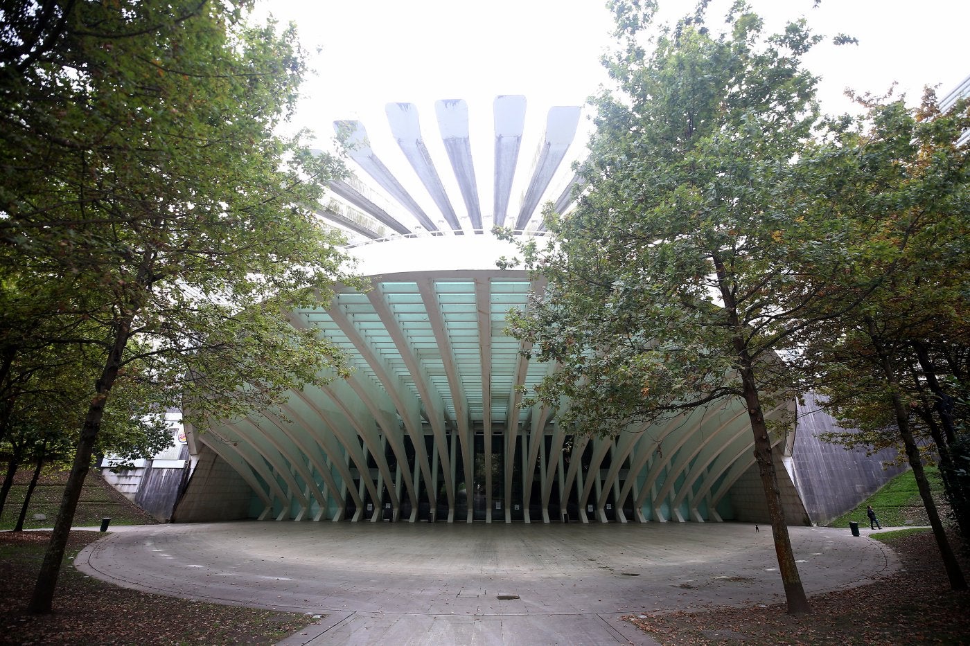 La entrada principal al centro comercial del Calatrava, bajo las costillas del Palacio de Exposiciones y Congresos.