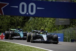 El Mercedes de Hamilton, por delante del Aston Martin de Alonso, durante los libres en Imola.