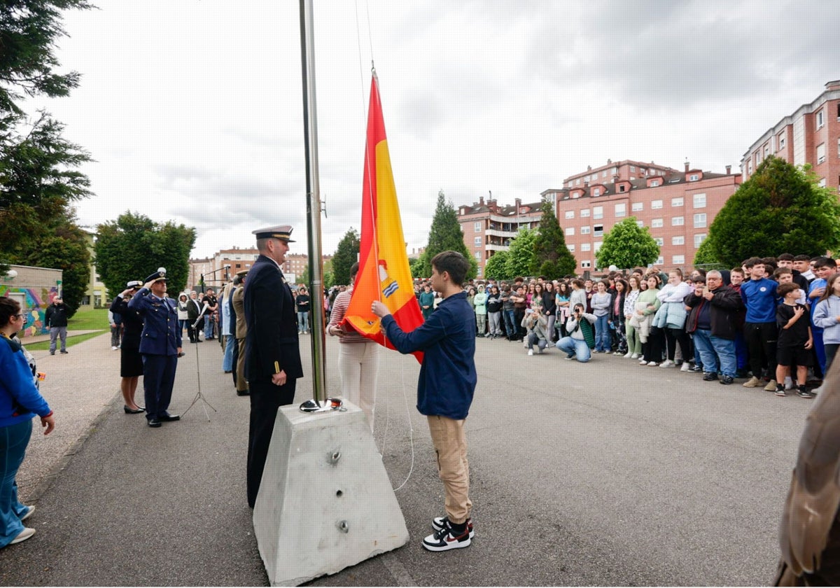 Los alumnos Ainara Hernantes y Pablo Torres fueron los encargados de izar la bandera de España en el patio del centro.