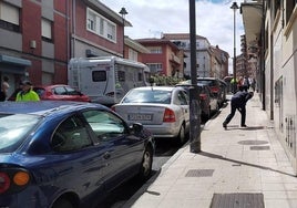 Apuñalan a un joven en plena calle en Avilés