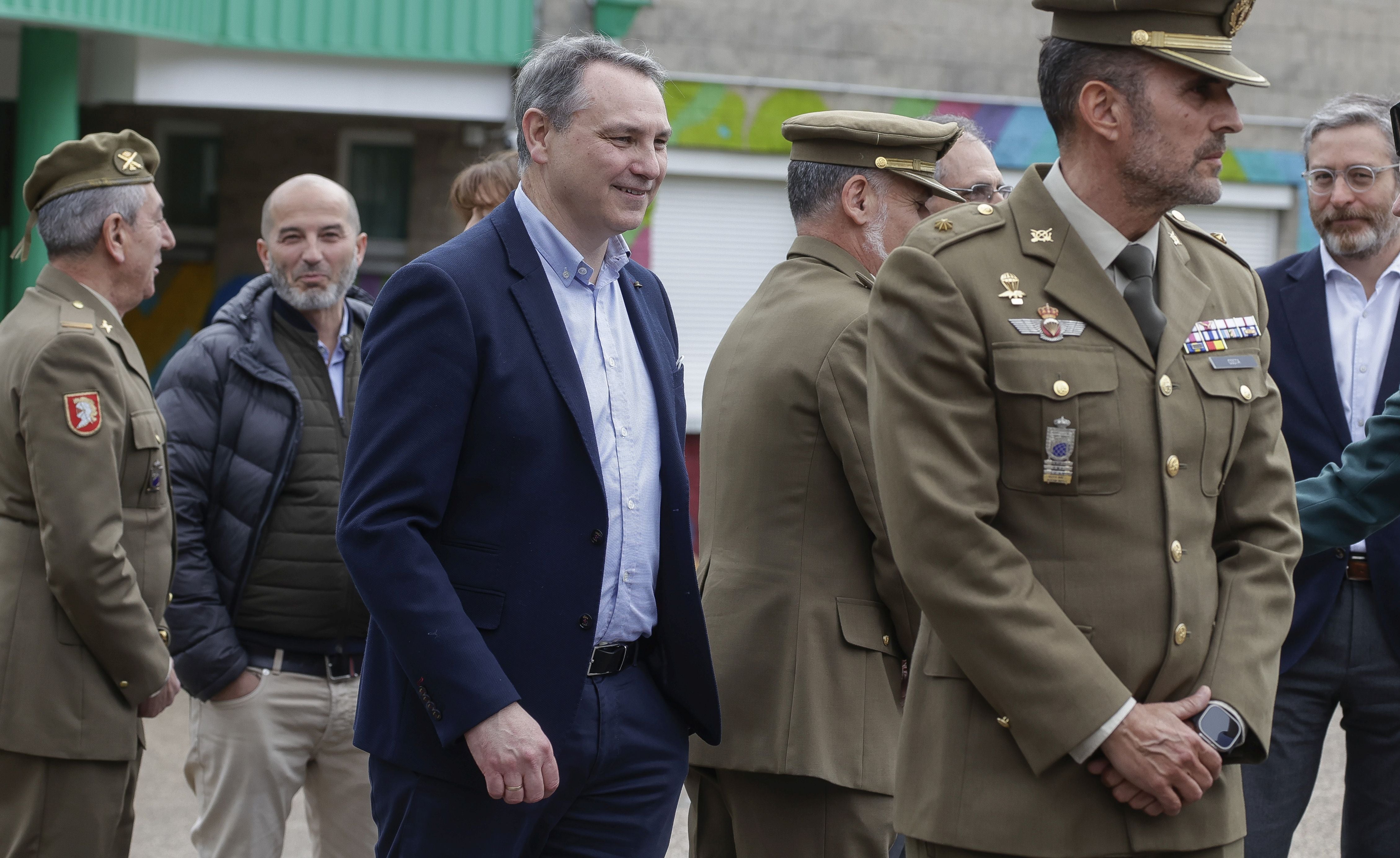 Expectación en El IES Montevil con el izado de la bandera española