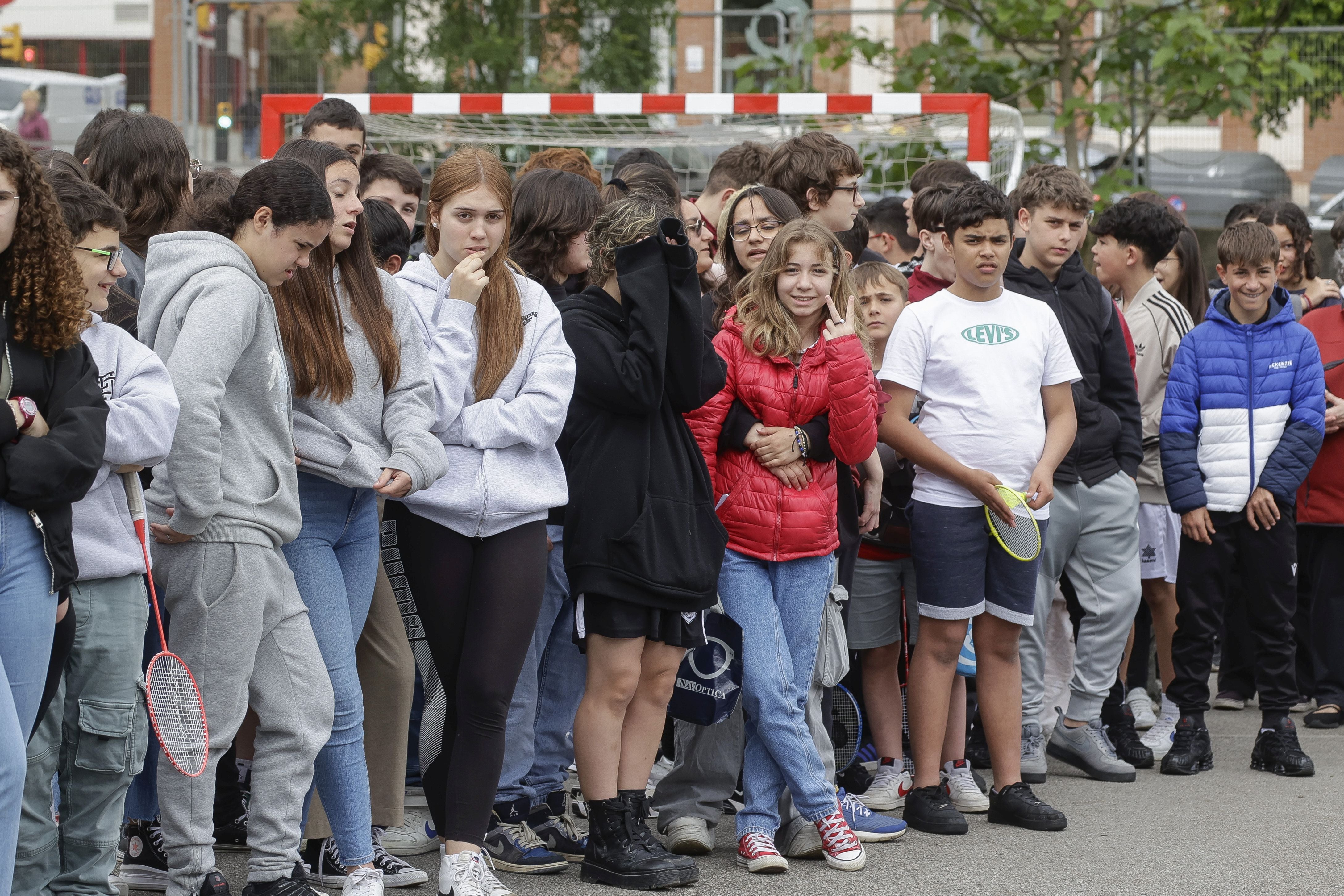 Expectación en El IES Montevil con el izado de la bandera española