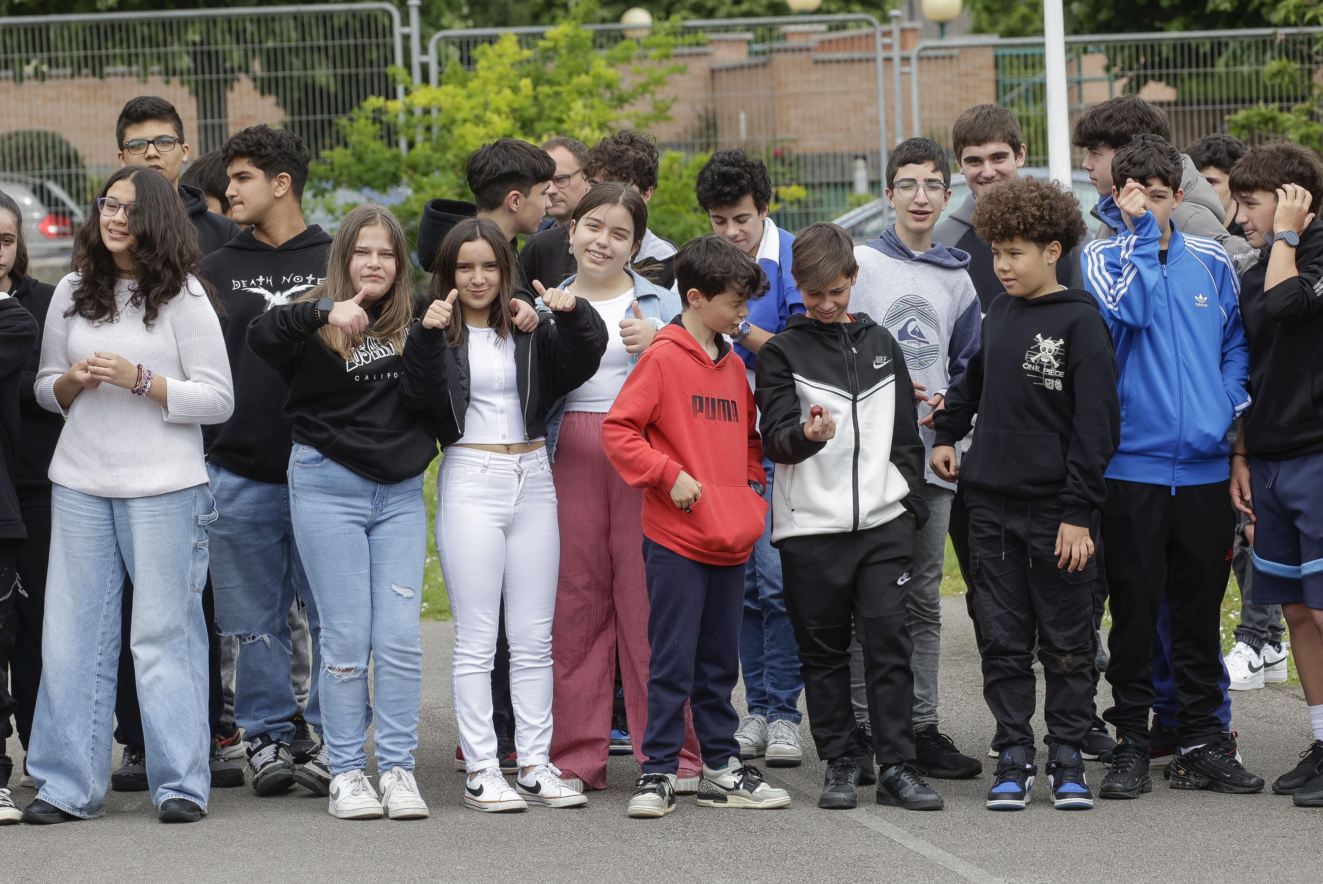 Expectación en El IES Montevil con el izado de la bandera española