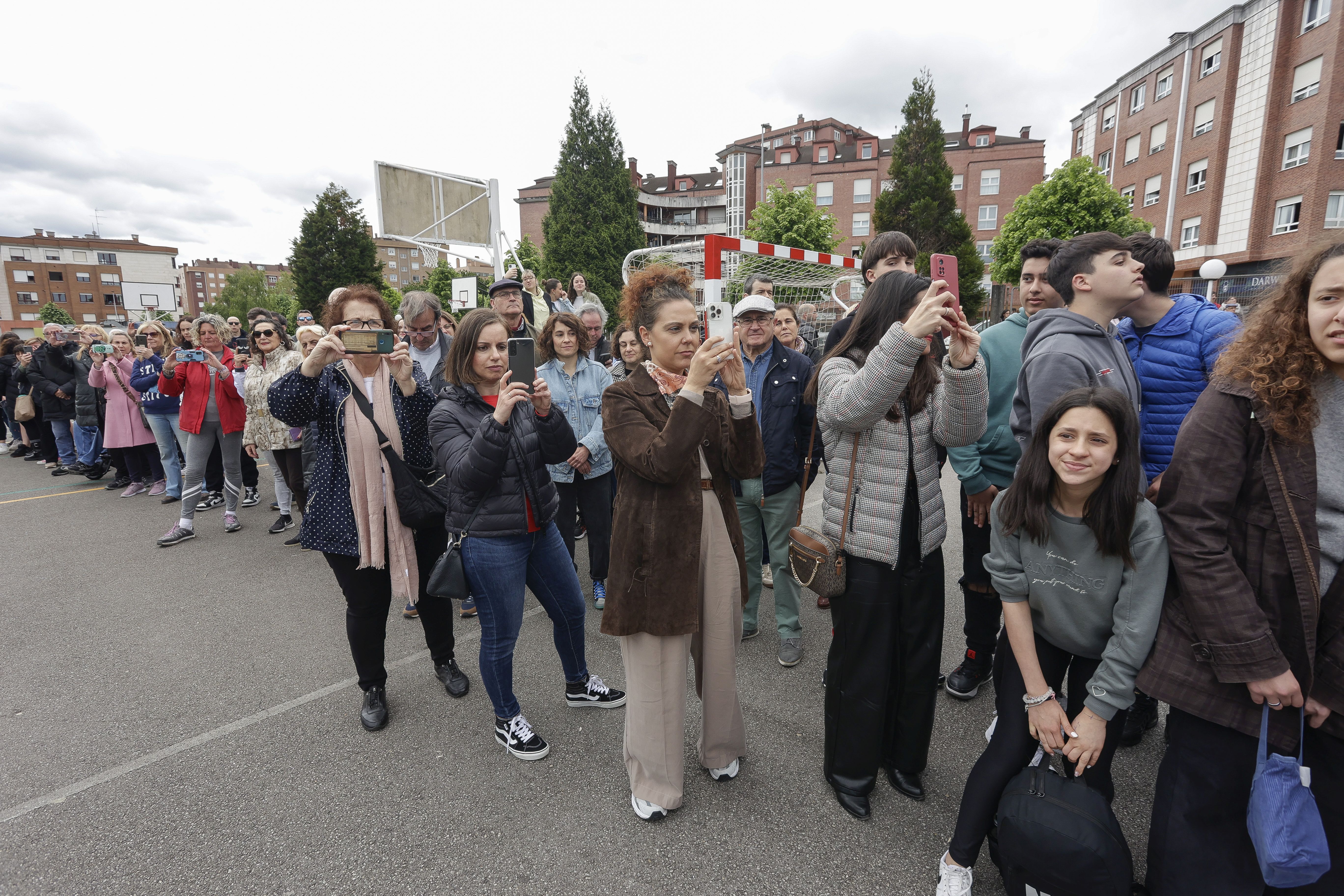 Expectación en El IES Montevil con el izado de la bandera española