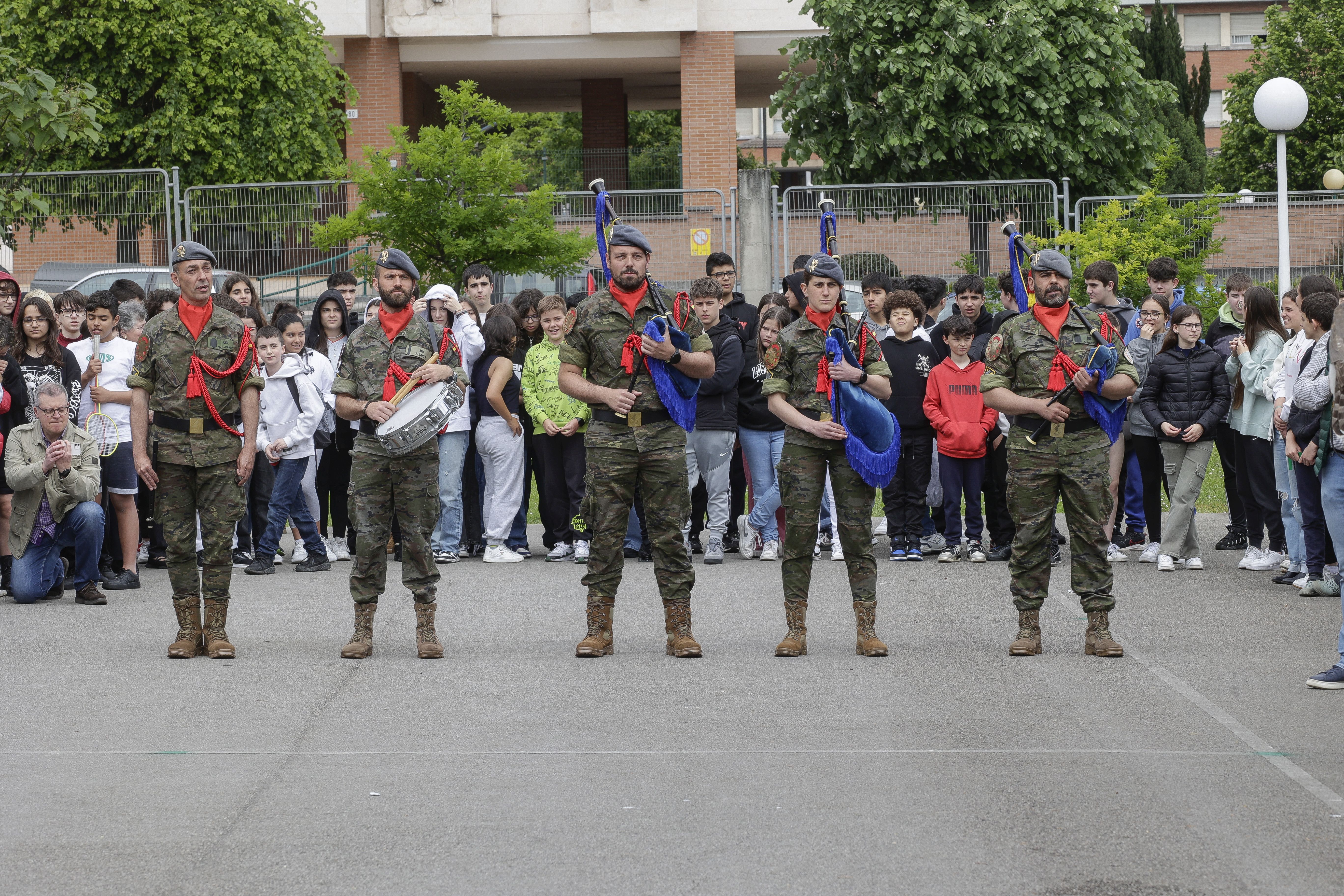 Expectación en El IES Montevil con el izado de la bandera española