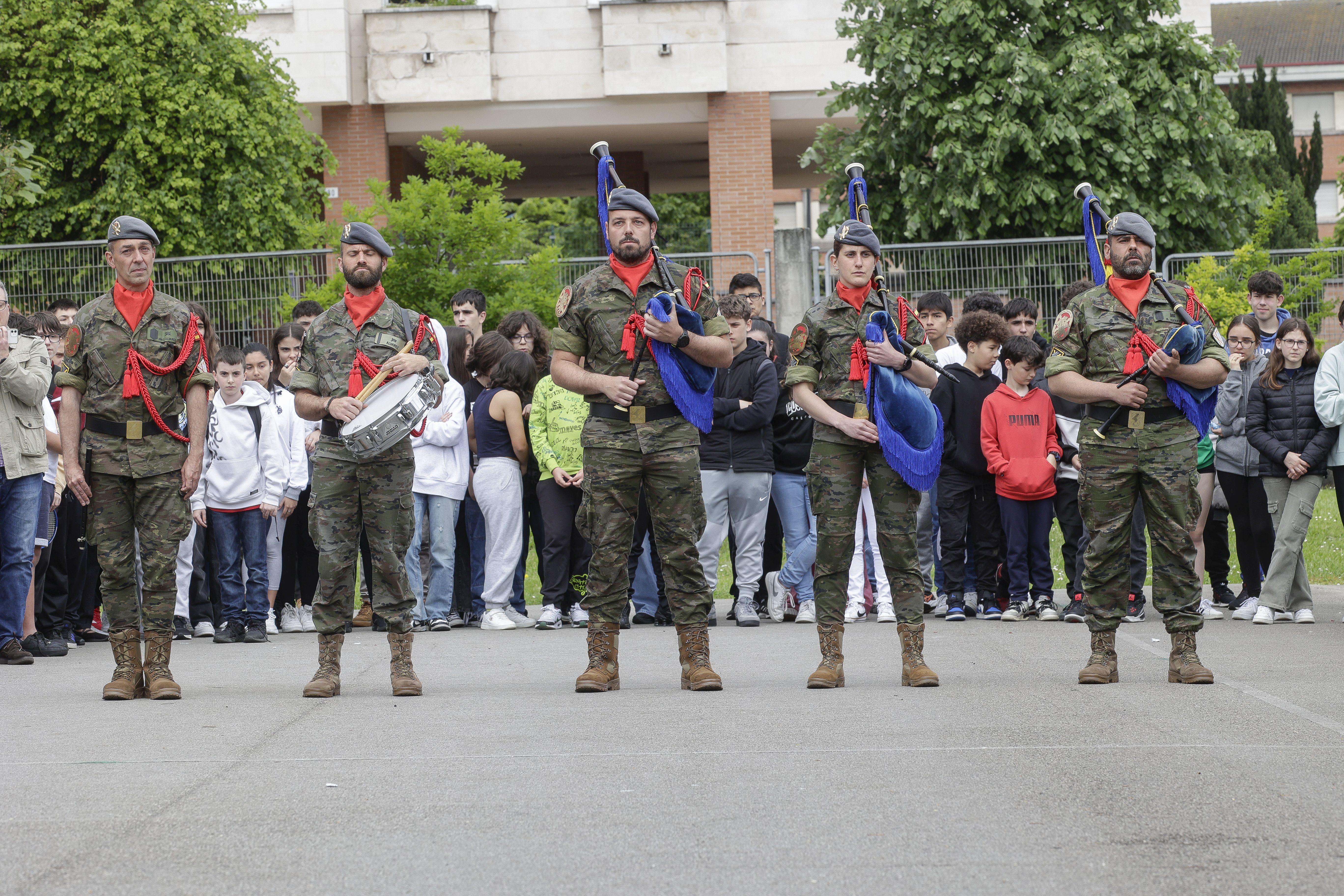 Expectación en El IES Montevil con el izado de la bandera española