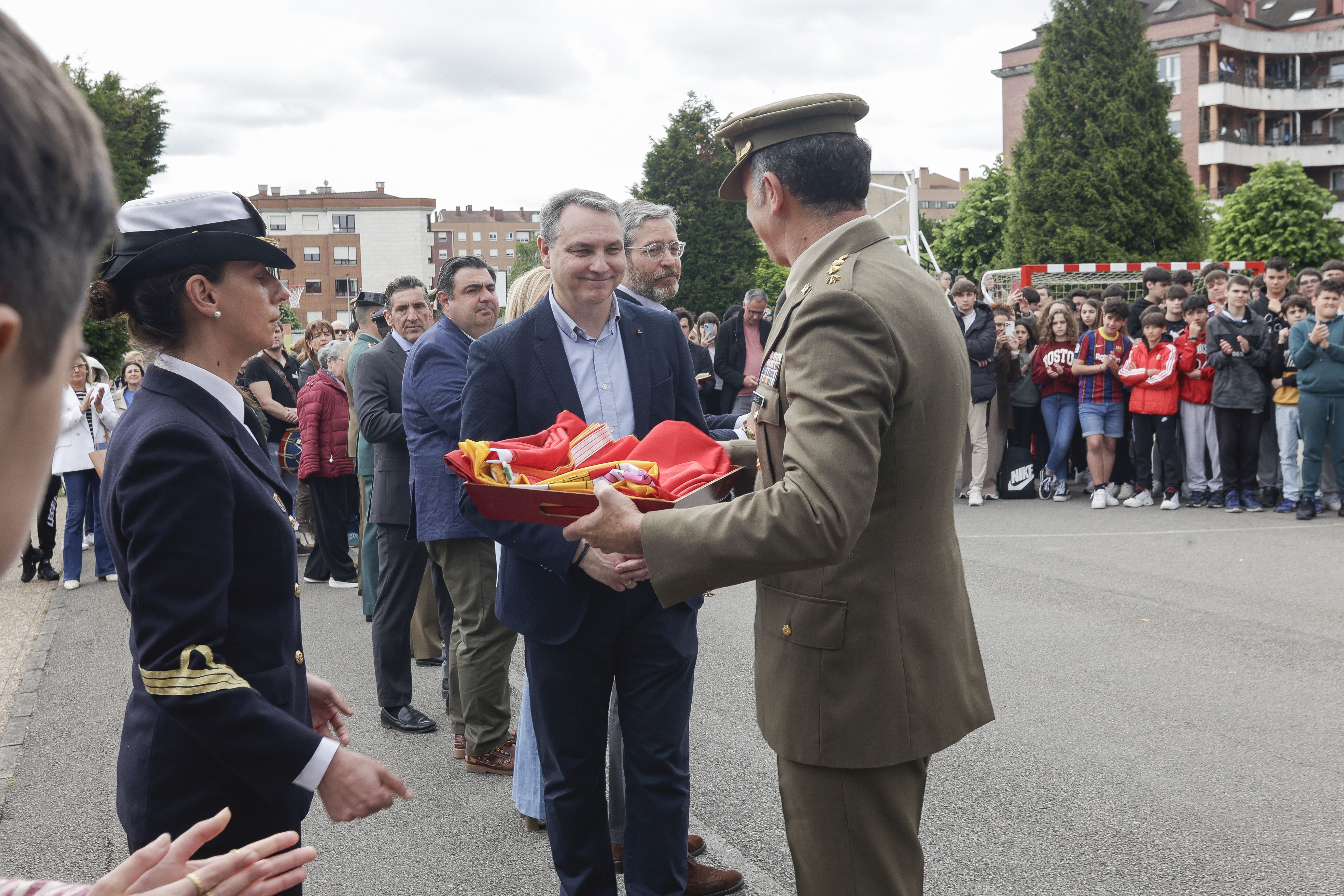 Expectación en El IES Montevil con el izado de la bandera española