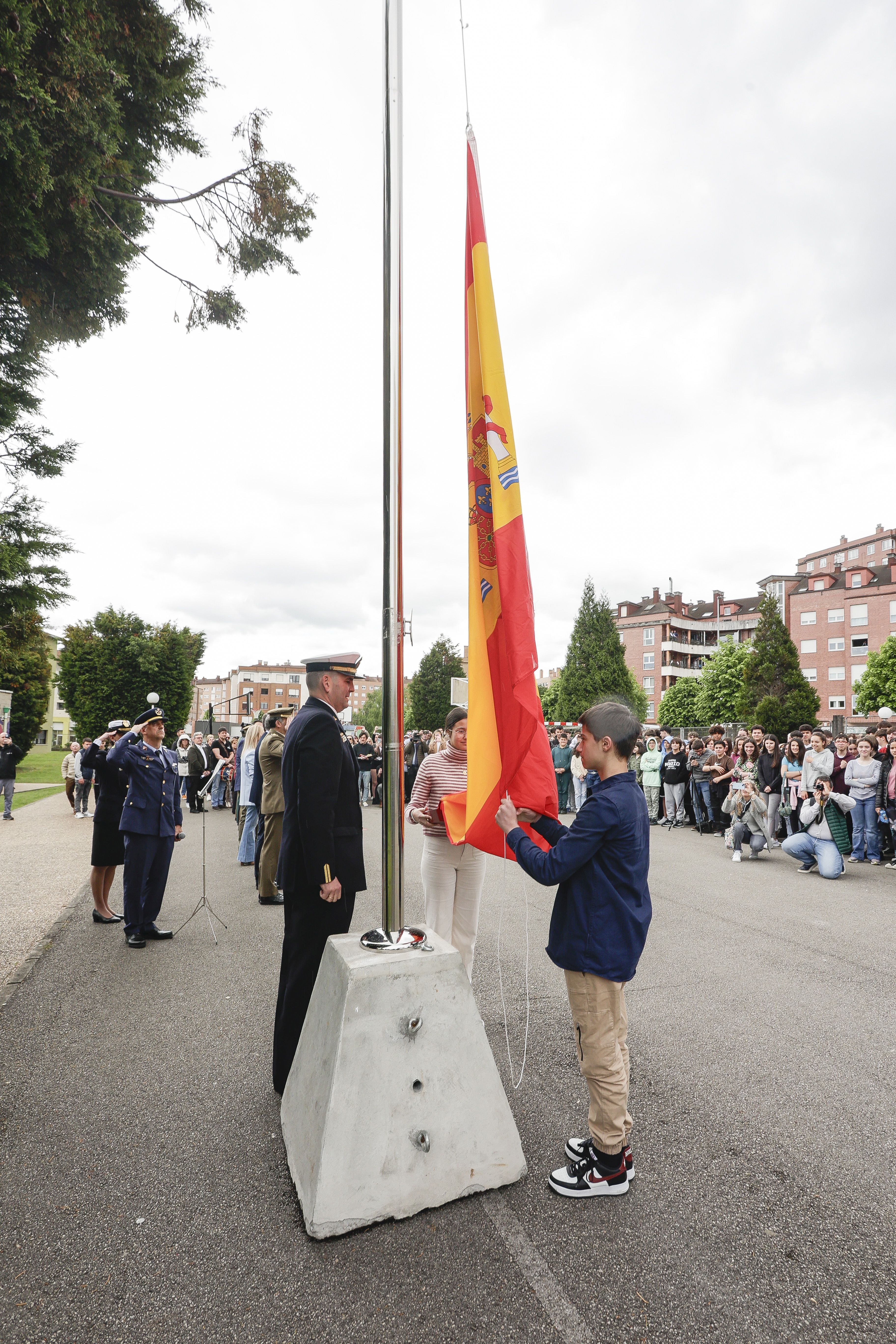 Expectación en El IES Montevil con el izado de la bandera española