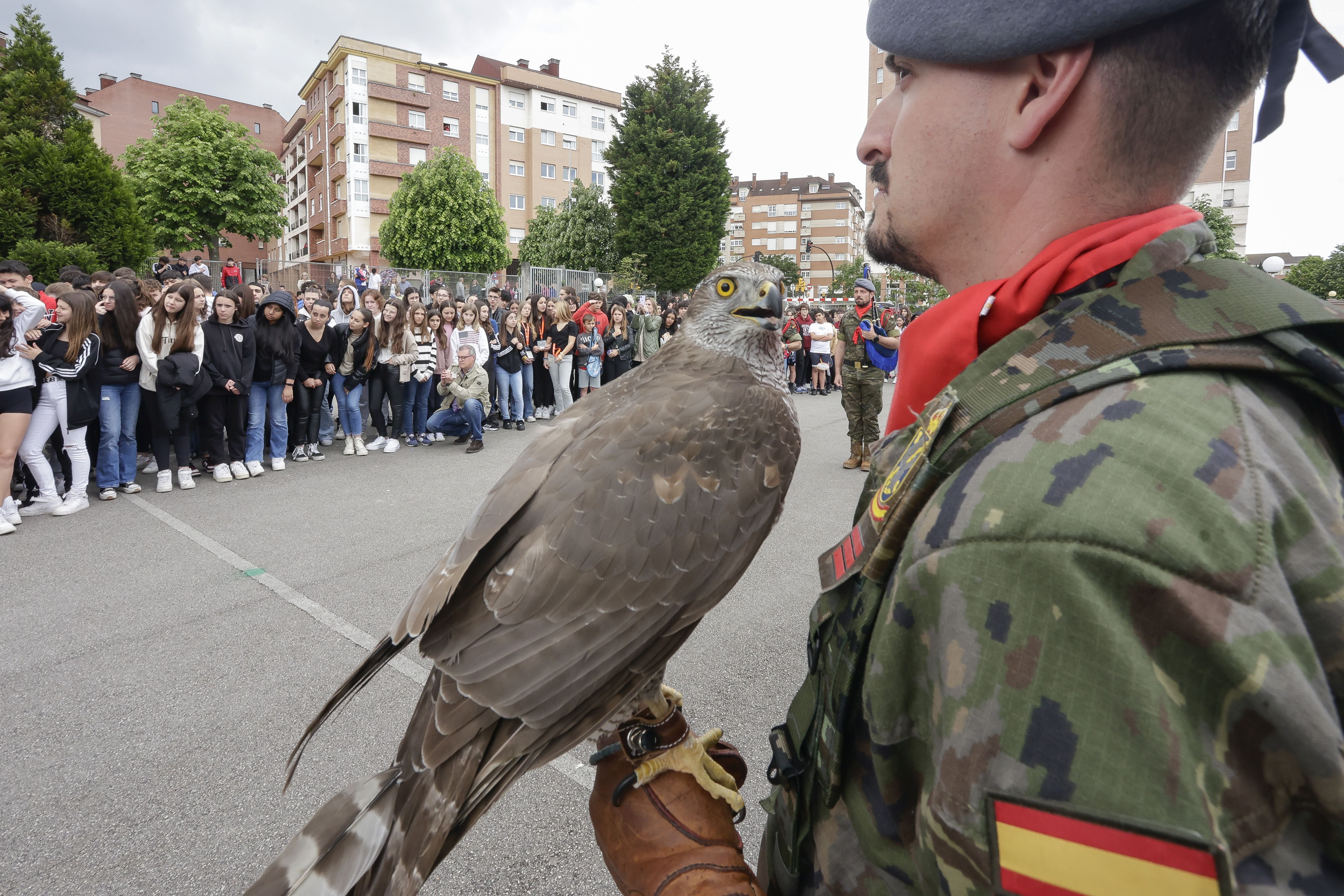 Expectación en El IES Montevil con el izado de la bandera española