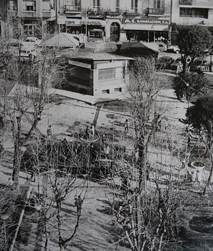 Imagen secundaria 2 - 1) Cuartel de la Policía Armada en la actual Escuela de Hostelería. 1977. 2) Quiosco de la música proyectado por Rodolfo Ibáñez entre otros dos quioscos de prensa y comestibles obra de García de la Cruz. 1928. 3) Biblioteca infantil sita en medio del parque, delante de lo que luego fue el Quierche. 1983. 