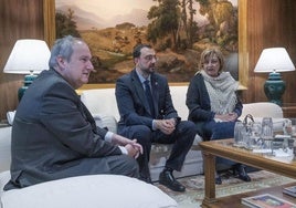 Reunión del ministro de Industria y Turismo, Jordi Hereu, con el presidente del Principado, Adrián Barbón, y la alcaldesa de Avilés, Mariví Monteserín.