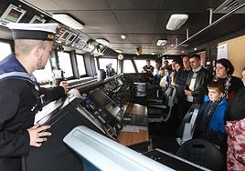 Uno de los tripulantes de la fragata 'Álvaro de Bazán' explica a un grupo de visitantes las principales funciones del puente de gobierno del buque.
