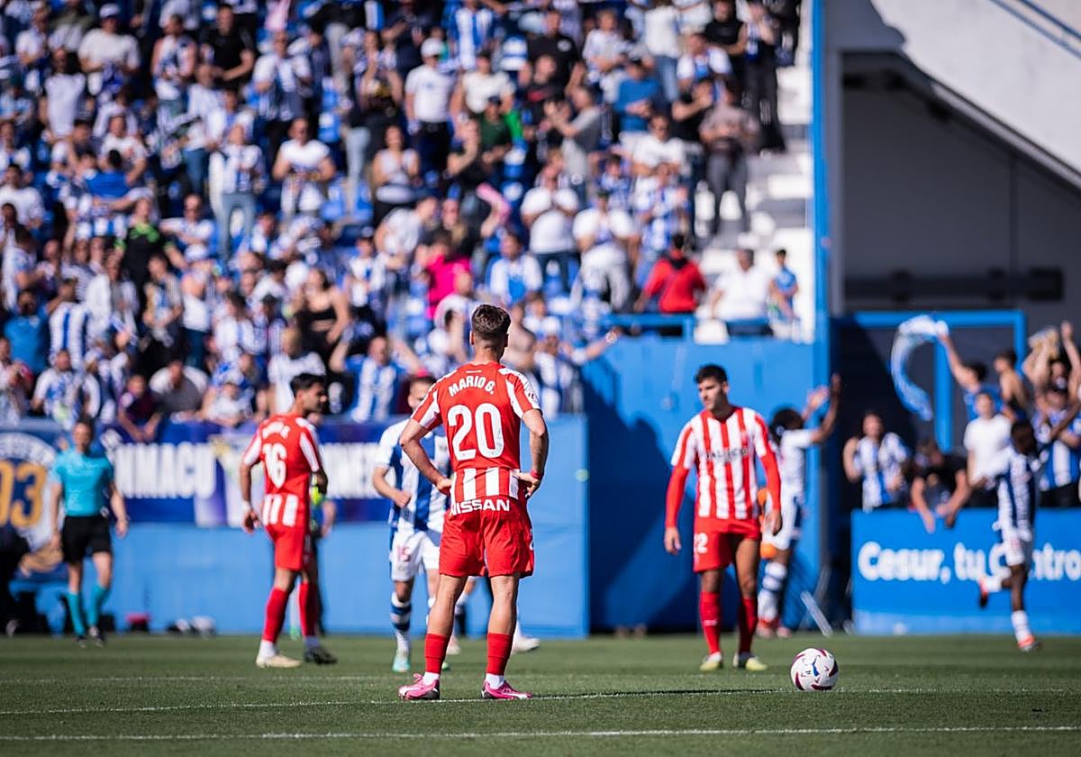 Los jugadores se lamentan tras un gol encajado.