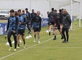 Javi Rozada dirigió ayer sobre el césped del Suárez Puerta la última sesión de entrenamiento del Real Avilés.