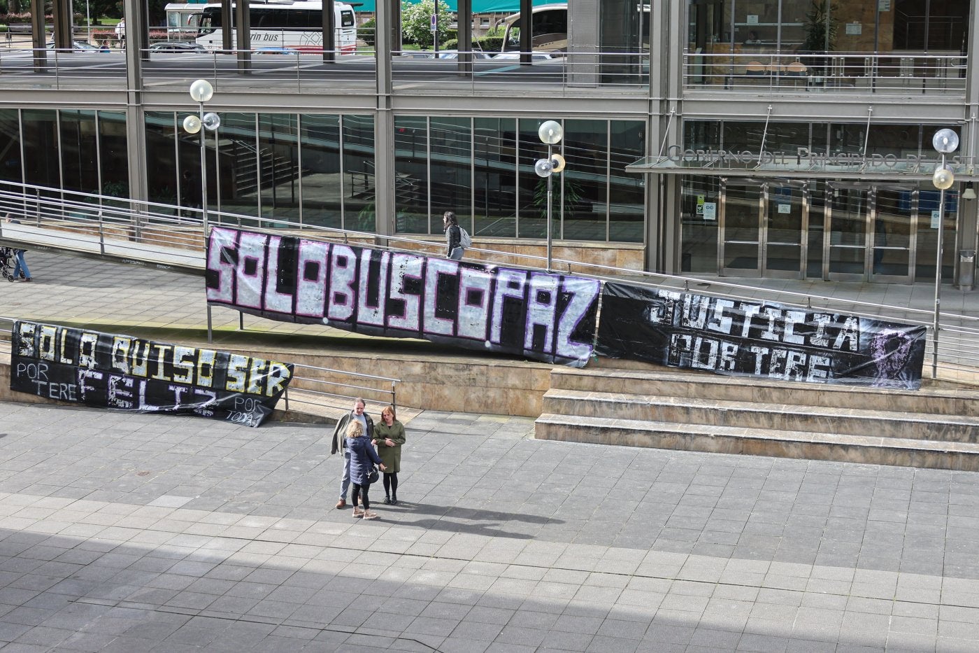 Familiares y amigos de Teresa Aladro colocaron pancartas antes de cada sesión de juicio pidiendo justicia para la fallecida.