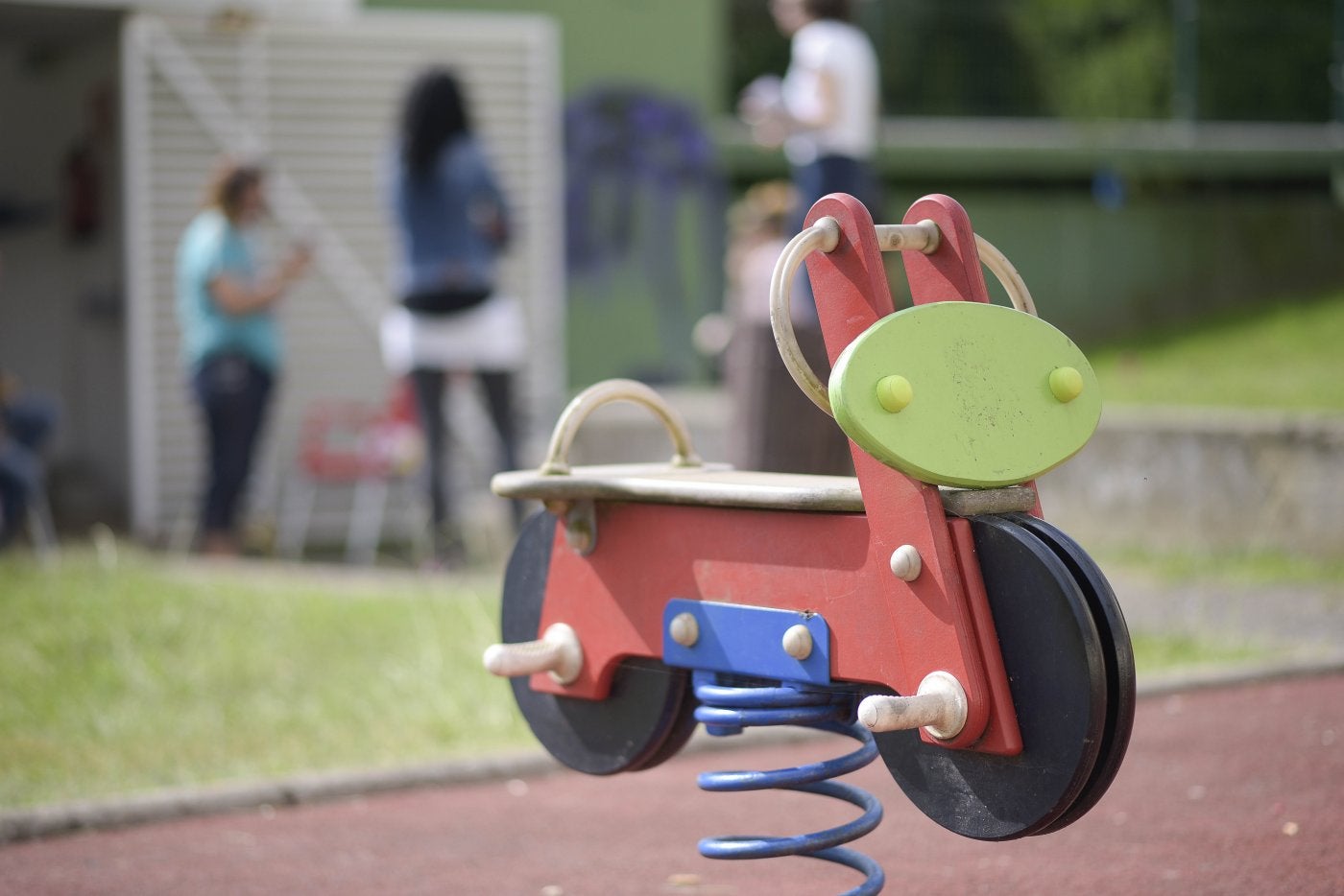 Un juego infantil instalado en un parque dentro del recinto de uno de los centros de acogida para menores tutelados de que dispone el Principado en la región.