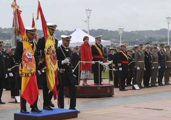 Carmen Moriyón, alcaldesa de Gijón, y el vicealmirante Ignacio Frutos Ruiz, almirante en jefe del Arsenal de Ferrol, presidieron la jura civil de bandera.