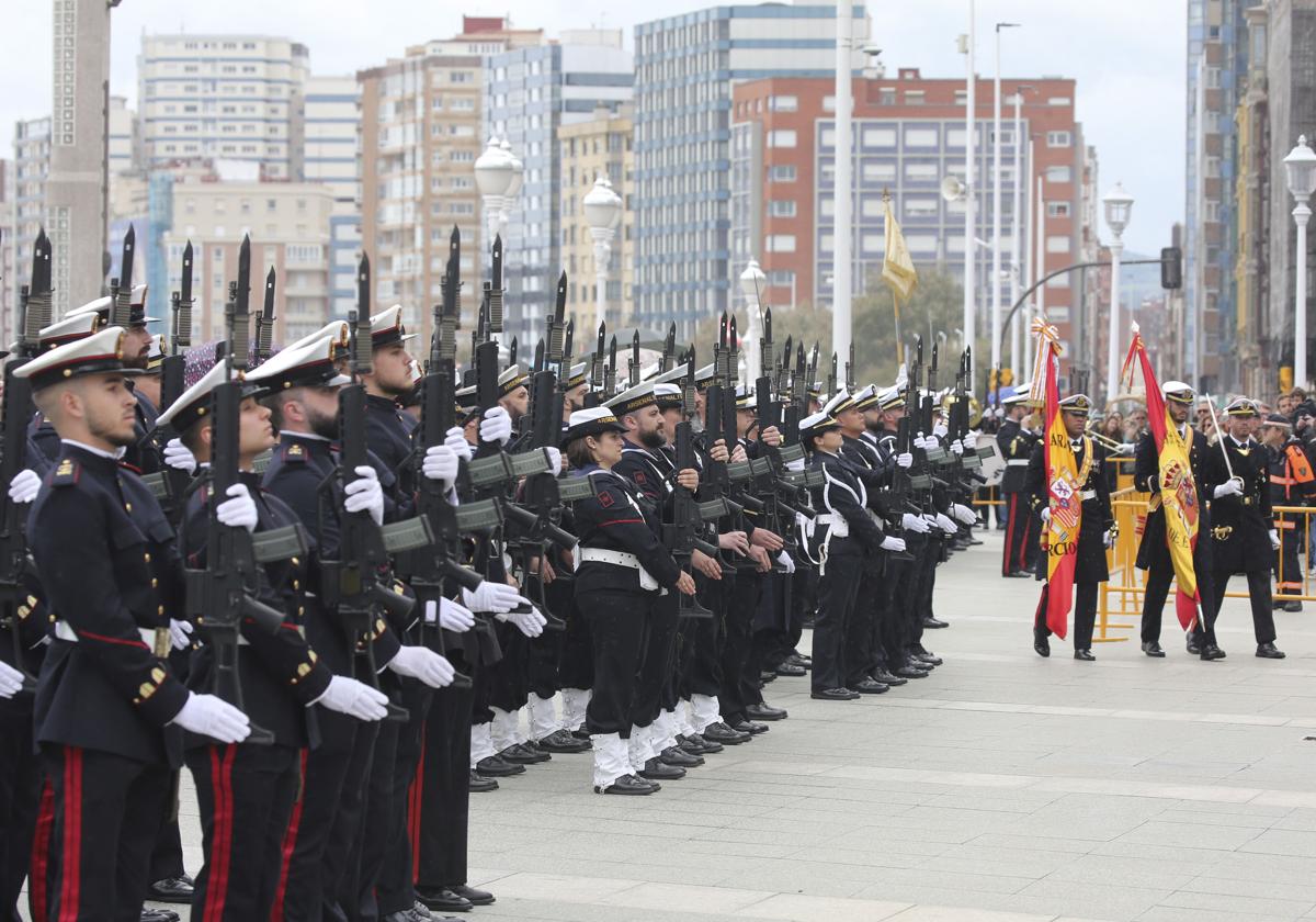 Las imágenes de la jura de bandera en Gijón (1)