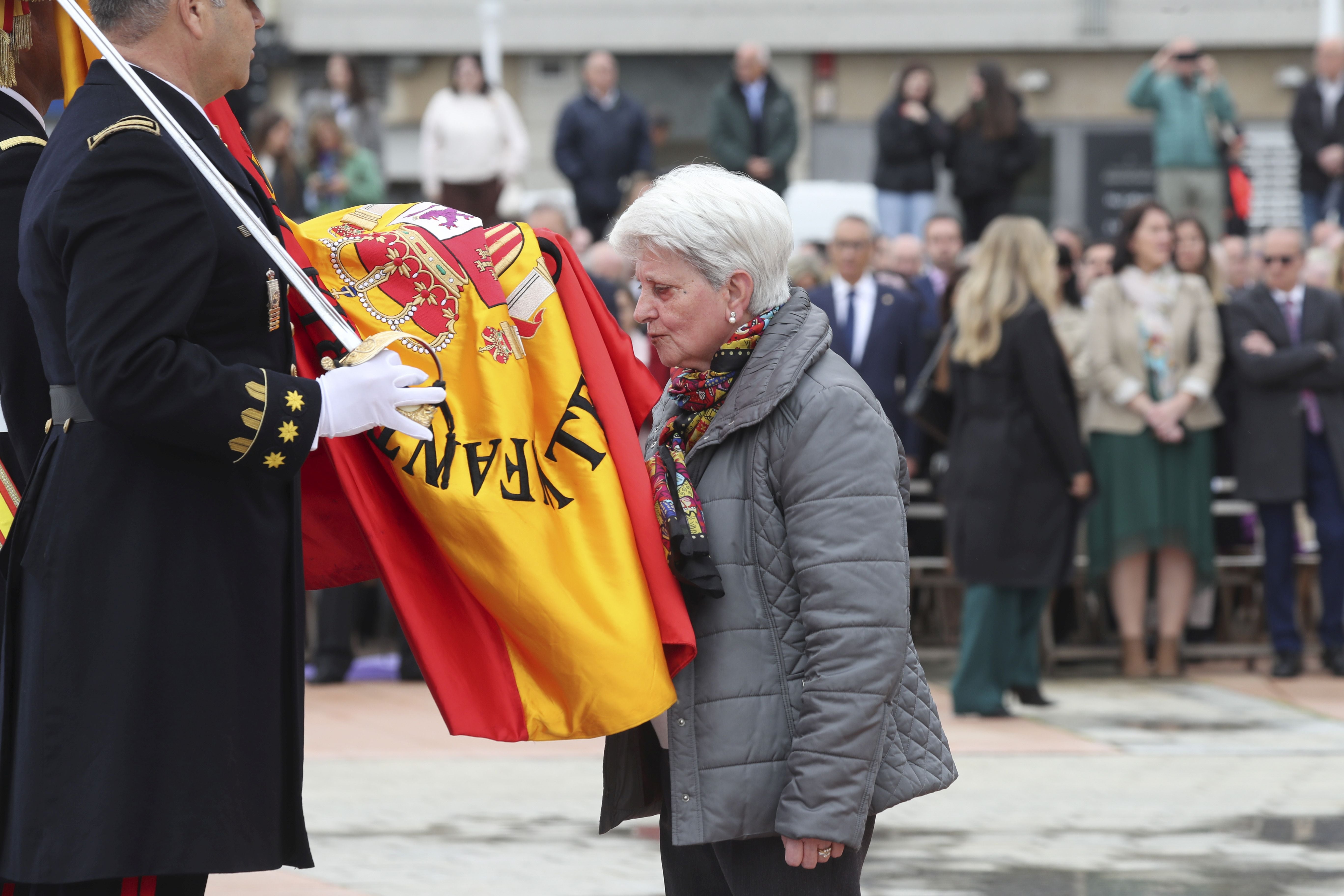 Las imágenes de la jura de bandera en Gijón (4)