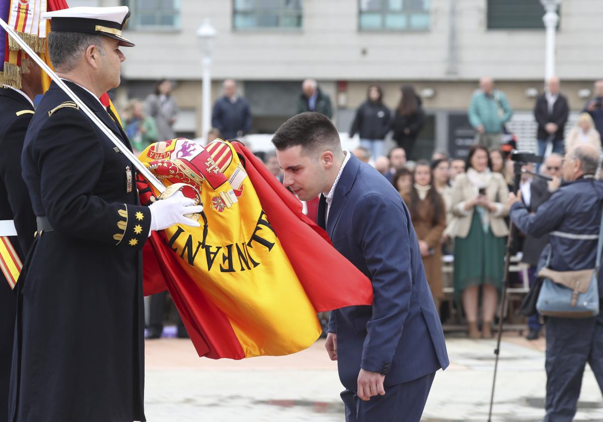 Las imágenes de la jura de bandera en Gijón (4)