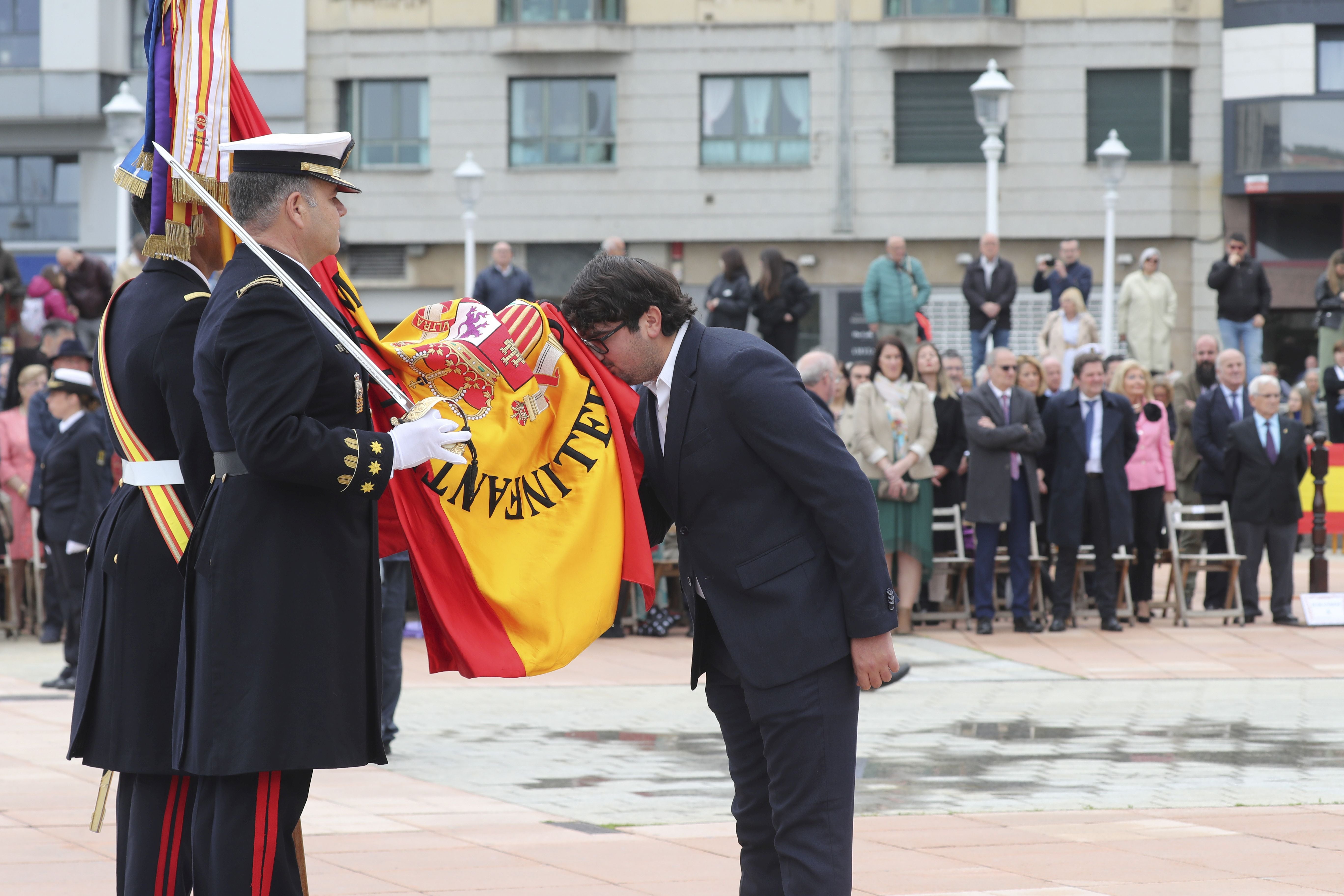 Las imágenes de la jura de bandera en Gijón (5)