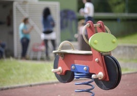 Un juego infantil instalado en un parque dentro del recinto de uno de los centros de acogida para menores tutelados de que dispone el Principado en la región.