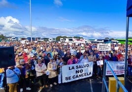 Cientos de personas se concentraron ayer en Jarrio en defensa del hospital comarcal.