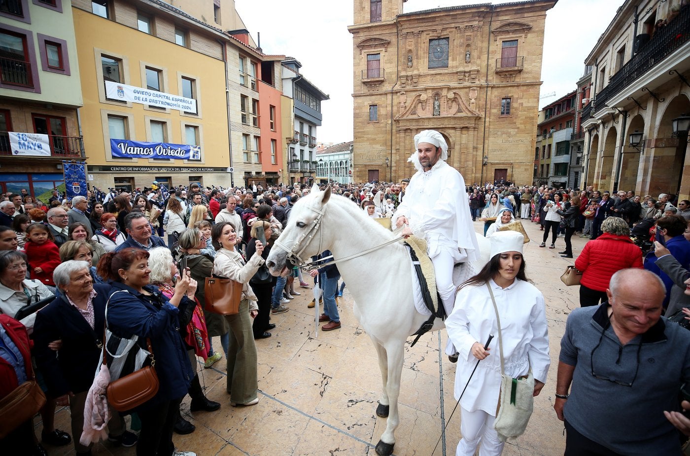 El heraldo, a caballo, tras recibir el permiso para la celebración del Martes de Campo, en la plaza del Ayuntamiento.