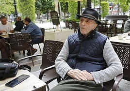 El promotor musical Aquiles Tuero, ayer, en una terraza del paseo de Begoña.