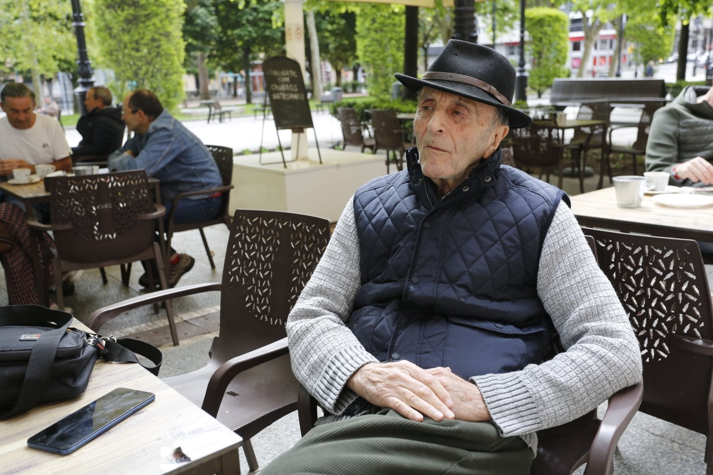 El promotor musical Aquiles Tuero, ayer, en una terraza del paseo de Begoña.