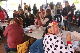 Los más pequeños, pintándose con la temática medieval de la fiesta.