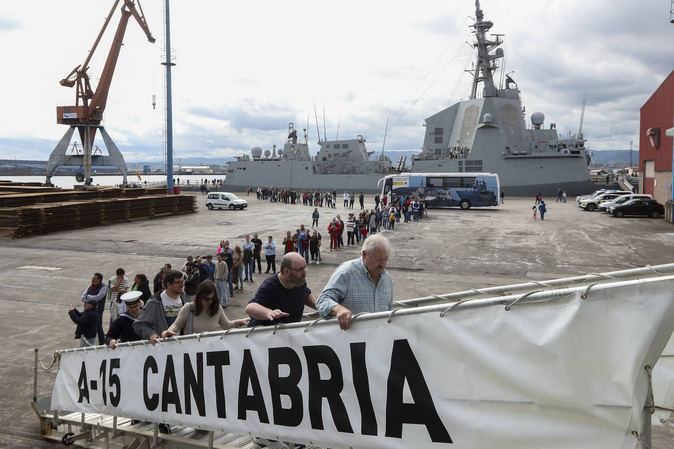 Gran expectación en el último día para visitar los buques de la Armada en Gijón