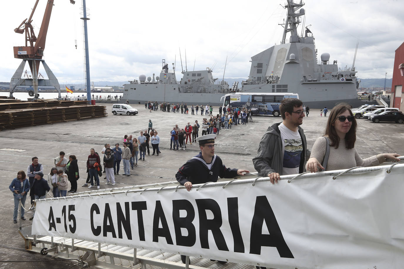 Gran expectación en el último día para visitar los buques de la Armada en Gijón