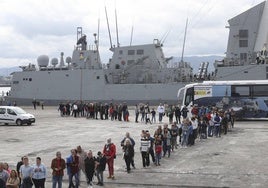 Gran expectación en el último día para visitar los buques de la Armada en Gijón