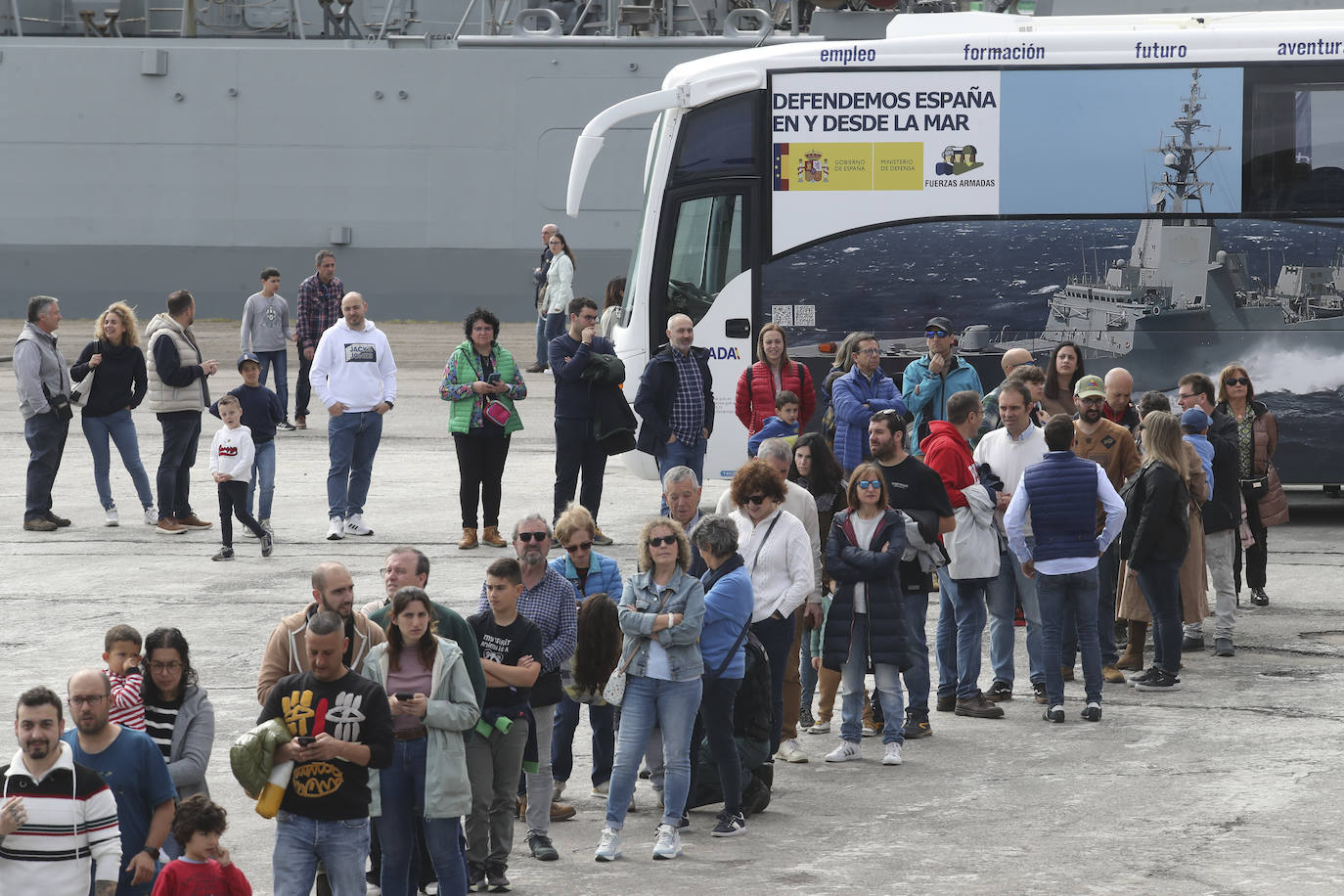 Gran expectación en el último día para visitar los buques de la Armada en Gijón