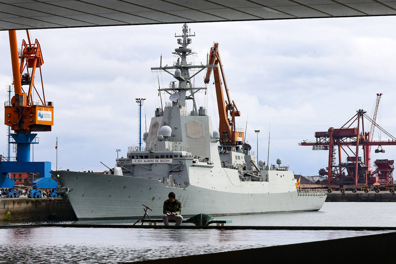 Gran expectación en el último día para visitar los buques de la Armada en Gijón