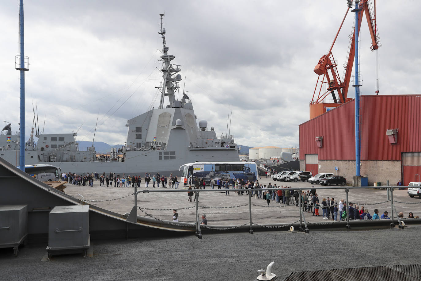 Gran expectación en el último día para visitar los buques de la Armada en Gijón