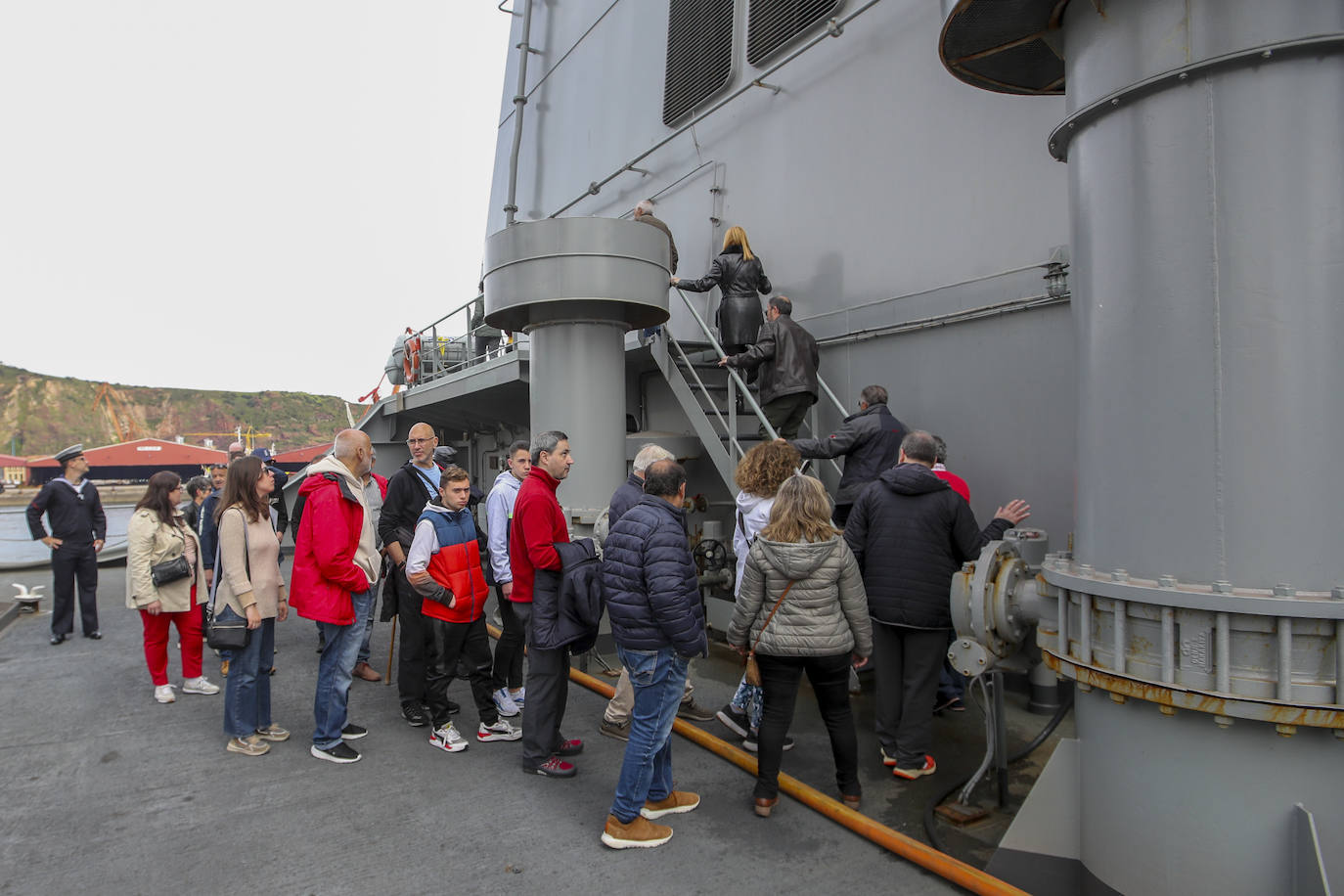 Gran expectación en el último día para visitar los buques de la Armada en Gijón