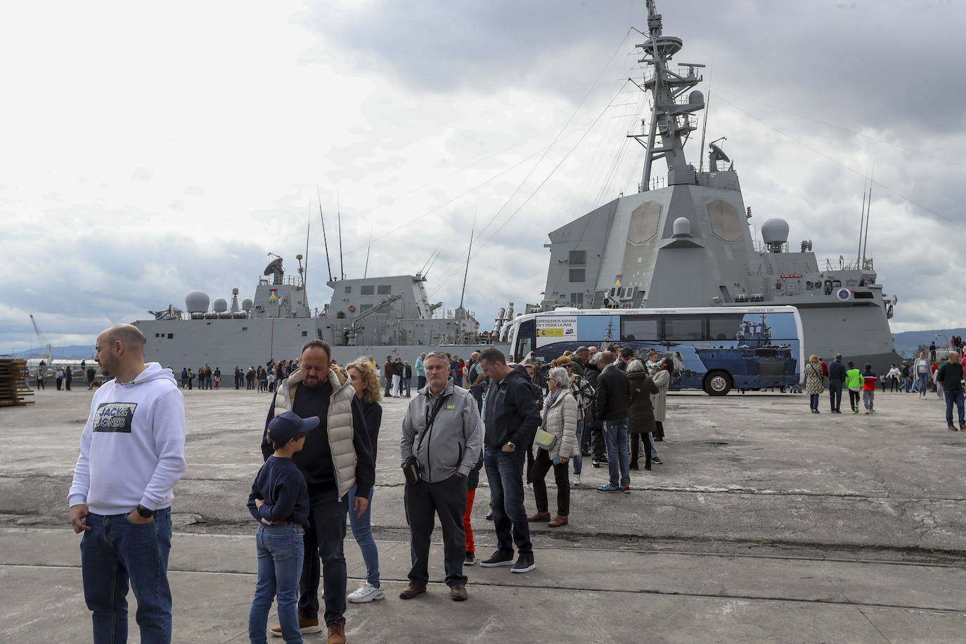 Gran expectación en el último día para visitar los buques de la Armada en Gijón