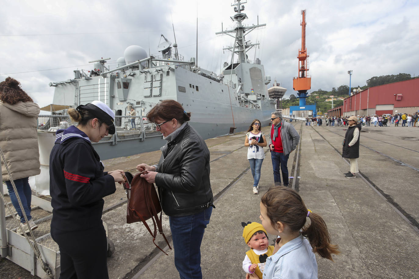 Gran expectación en el último día para visitar los buques de la Armada en Gijón