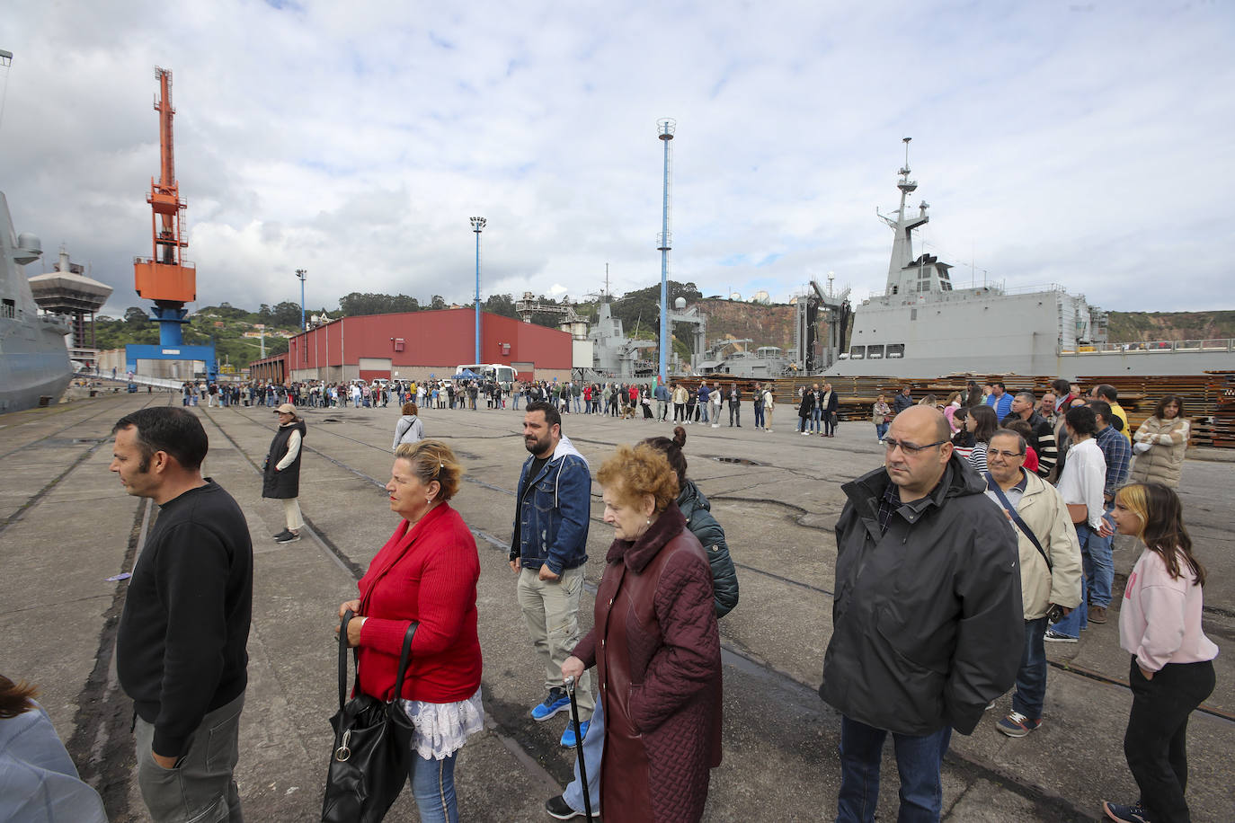 Gran expectación en el último día para visitar los buques de la Armada en Gijón