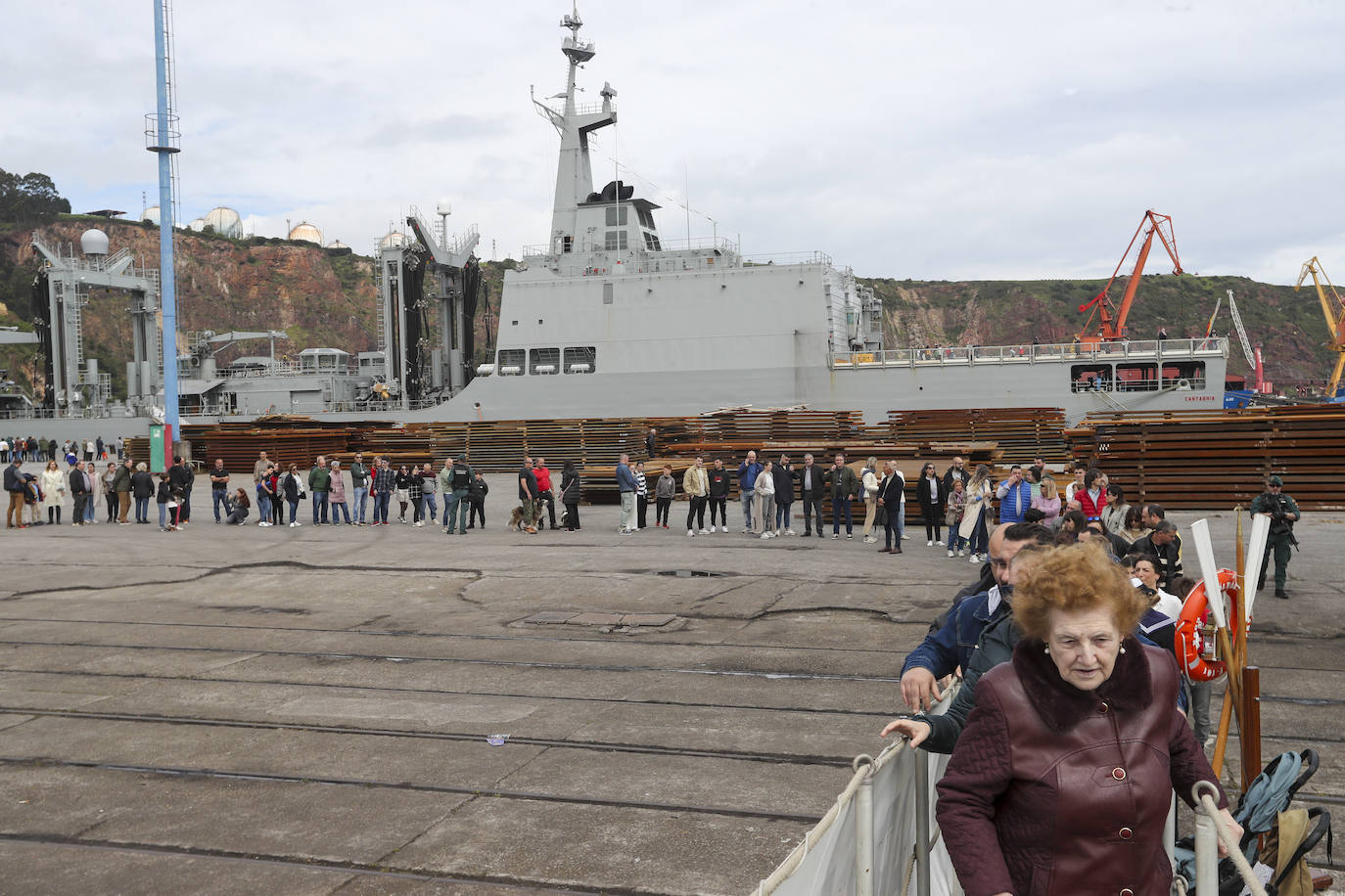 Gran expectación en el último día para visitar los buques de la Armada en Gijón