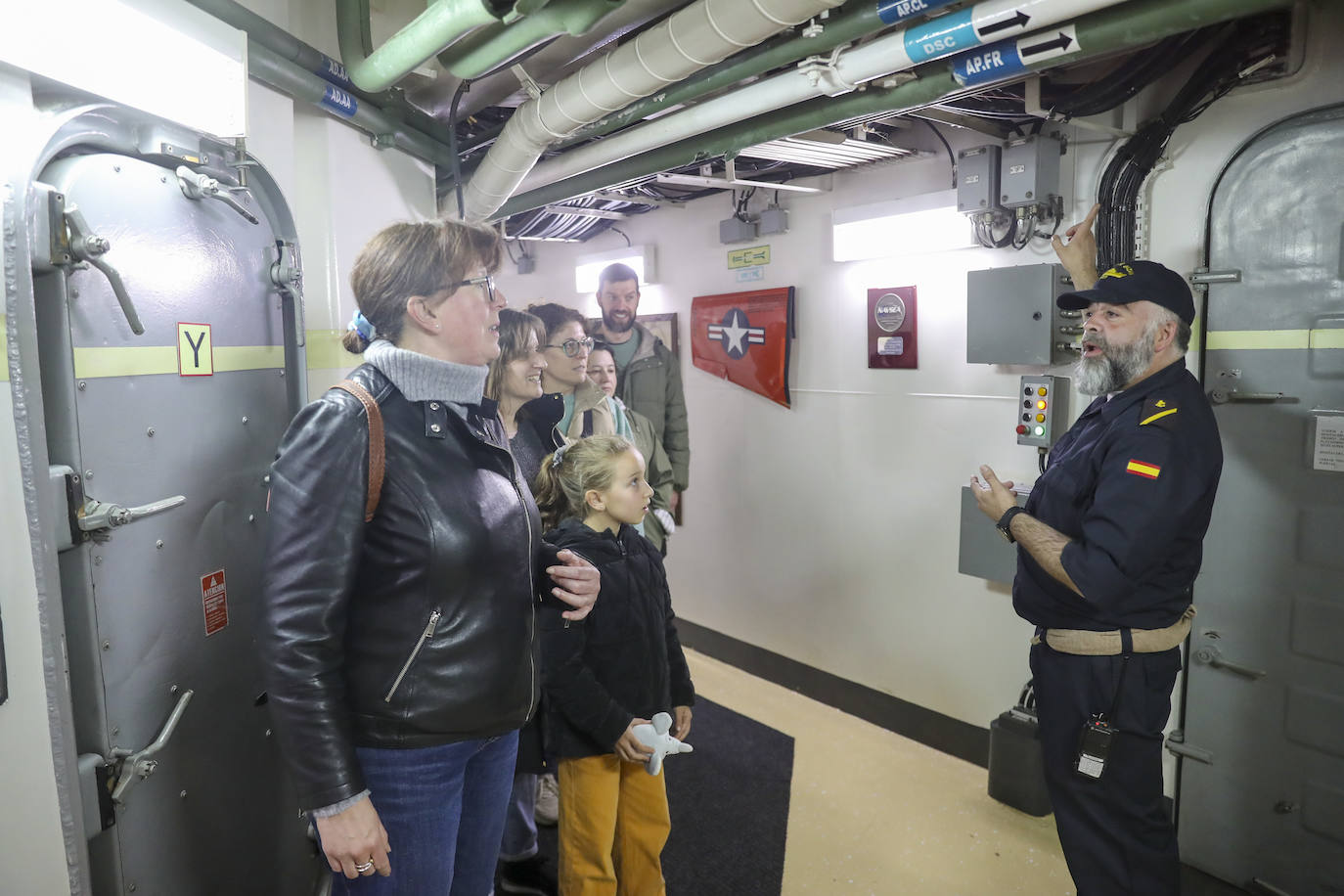 Gran expectación en el último día para visitar los buques de la Armada en Gijón