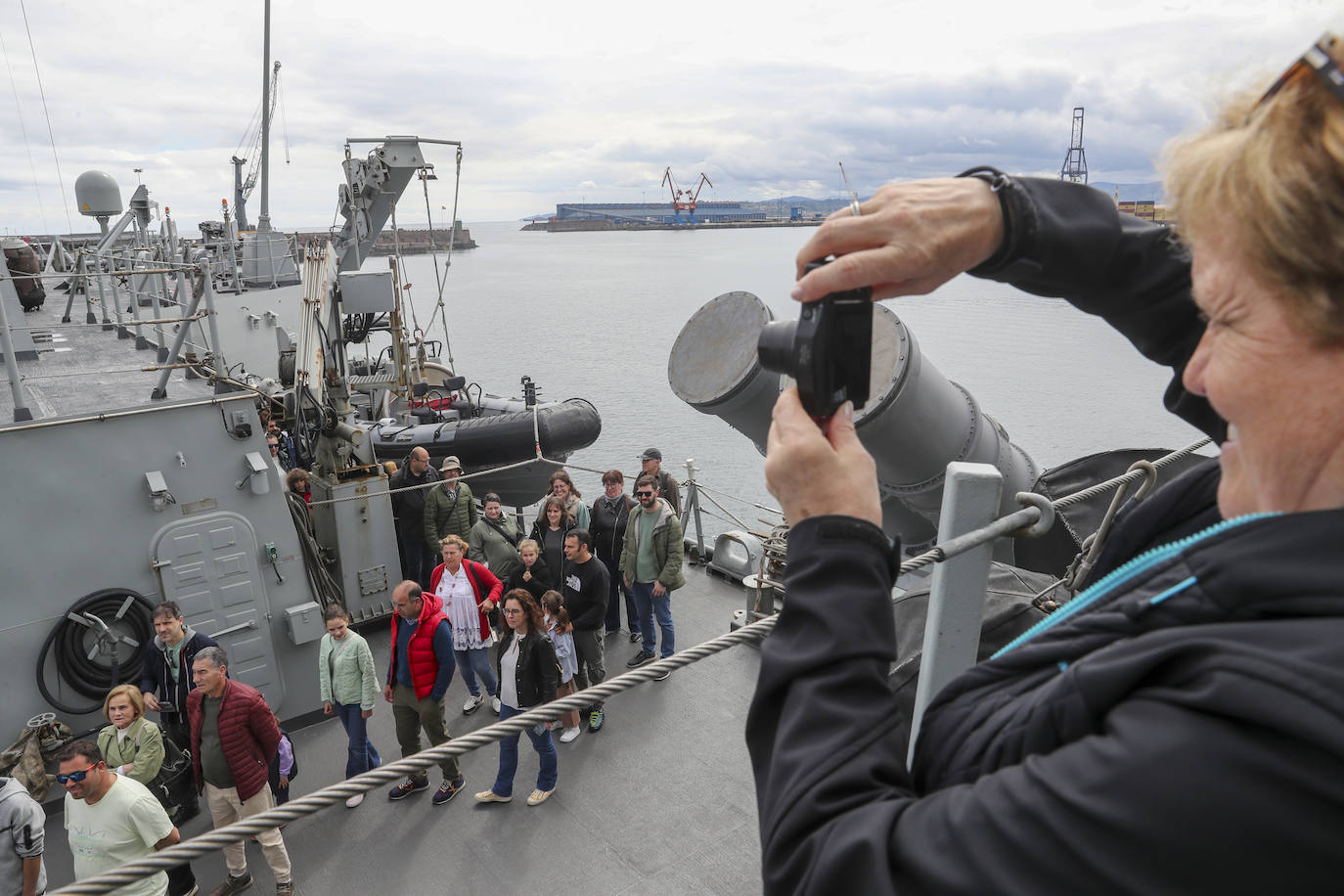 Gran expectación en el último día para visitar los buques de la Armada en Gijón